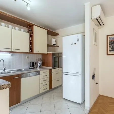 In Kastel Novi With Terrace, Air Conditioning, W-lan, Washing Machine 5104-1 Apartment Kastela