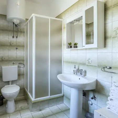In Kastel Novi With Terrace, Air Conditioning, W-lan, Washing Machine 5104-1 * Kastela